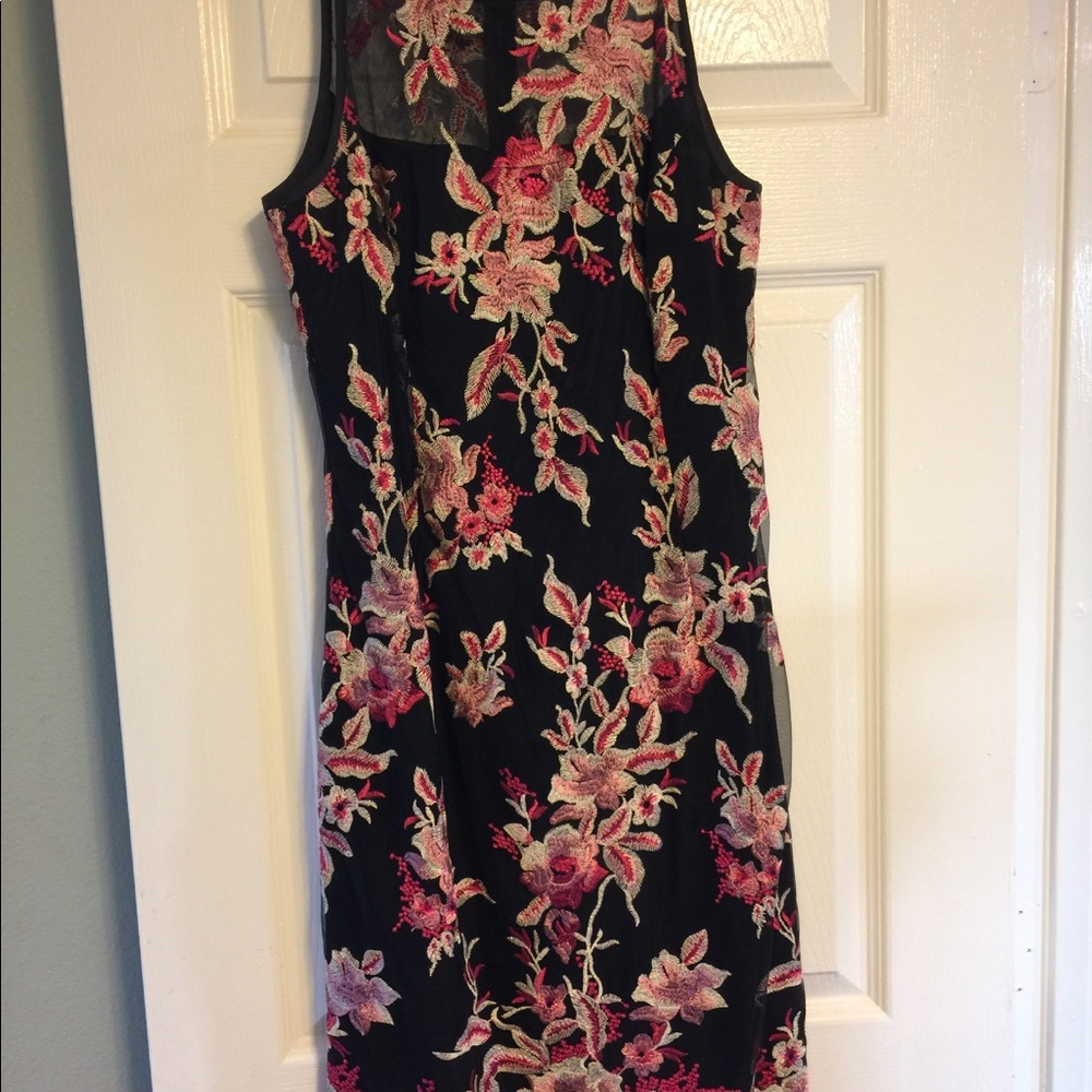 White House Black Market Embroidered Sheath, Sz 4